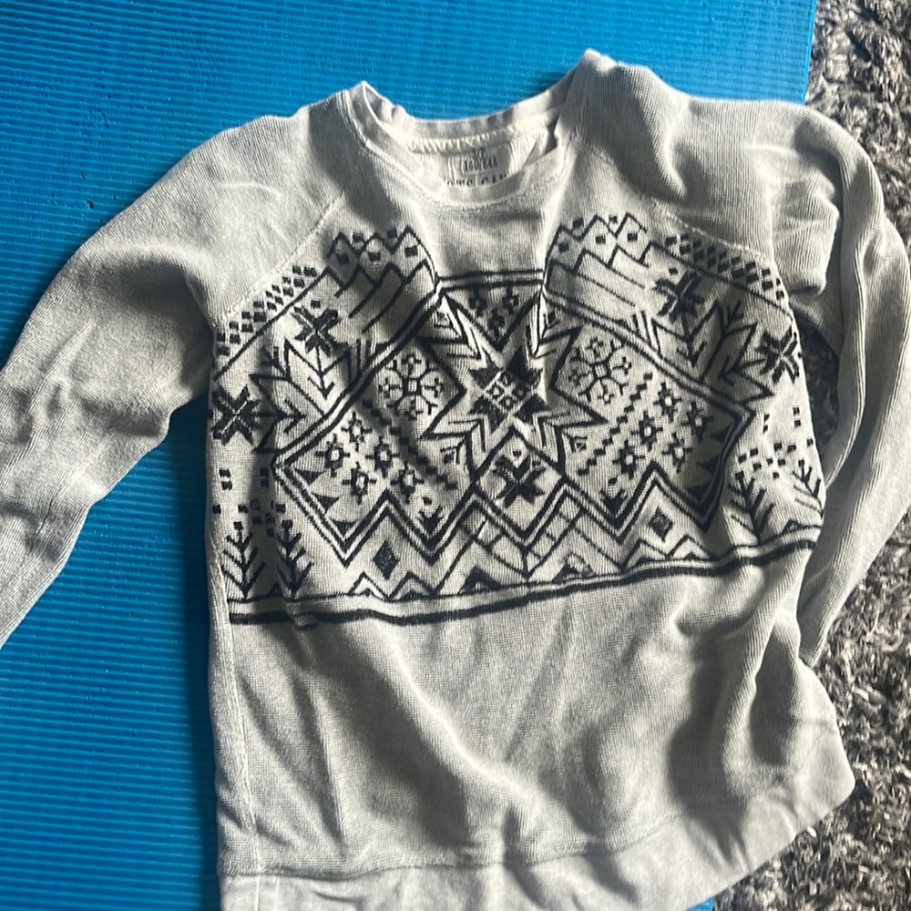 Roots sweater size small